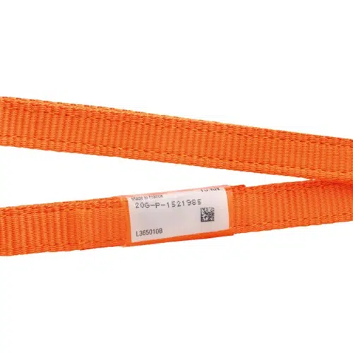 Correa tejida plana de color naranja brillante con una etiqueta blanca que contiene texto y un código QR. La etiqueta está adherida a la correa, que tiene un bucle en un lado y es recta en el otro sobre un fondo blanco.