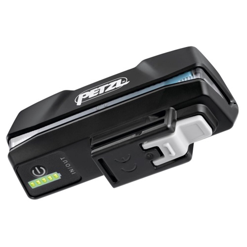 Este elegante dispositivo electrónico de color negro cuenta con un clip e indicadores LED en el lateral y muestra de forma destacada la etiqueta "PETZL". Incluye un botón de encendido y varios conectores, diseñados específicamente como Batería Recargable Petzl R1 3200 mAh para mantener su linterna frontal cargada y operativa.