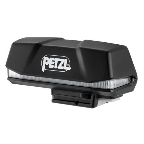 Linterna frontal Petzl negra con forma rectangular, con el logotipo de Petzl en la parte delantera. Equipada con una lente frontal transparente y un soporte de montaje para una fácil fijación, también incluye una batería recargable Petzl R1 de 3200 mAh. El diseño general es elegante y compacto, lo que sugiere una funcionalidad duradera en exteriores.