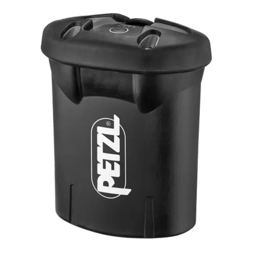 Batería recargable de color negro con la marca "Petzl" impresa en blanco en el frente. La Batería Recargable Petzl R2 3200mAh tiene forma rectangular con bordes redondeados y una parte superior negra con un botón de encendido y luces indicadoras.