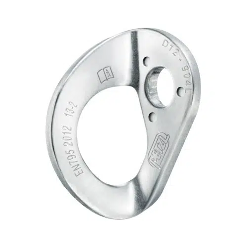 El Pack Chapa de Acero Petzl Coeur Hcr 12mm – 20 unidades cuenta con colgadores de anclaje de escalada metálicos con un diseño en forma de lágrima. Cada colgador tiene un orificio redondo grande y un orificio más pequeño y descentrado para los sujetadores. El texto grabado incluye especificaciones e información de la marca. La superficie es lisa y reflectante, lo que indica una construcción de alta calidad.