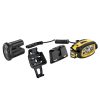 La linterna frontal Petzl Duo S está diseñada en negro y amarillo, cuenta con dos correas ajustables y un paquete de baterías. Está equipada con lentes de luz duales y un cable de conexión en espiral, lo que la hace ideal para aventuras al aire libre o tareas con manos libres.