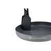 Una sartén redonda de color gris con el logotipo de "Sea to Summit" en el lateral incluye una práctica espátula plegable Sea To Summit Camp Kitchen Folding Spatula en el interior. La espátula negra tiene un mango plegable, lo que la hace perfecta para su cocina de campamento. El fondo es blanco nítido.