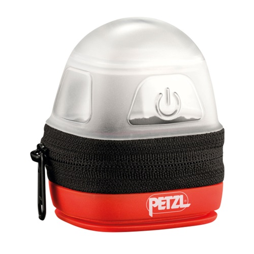 El Estuche Difusor para Linterna Frontal Petzl Noctilight es una linterna LED compacta con forma de cúpula, base roja y parte superior translúcida. Incluye un botón de encendido en la parte delantera y una correa elástica negra alrededor del medio. La marca "Petzl" está claramente impresa en la base roja.