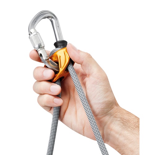 Una mano sujeta una cuerda de escalada con un mosquetón y un dispositivo de seguridad naranja. La cuerda en blanco y negro, que incluye el cabo de anclaje regulable Petzl Evolv Adjust, sugiere que está lista para aventuras de escalada o rapel.