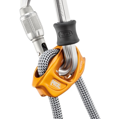 Primer plano de un dispositivo de seguridad para escalada y un mosquetón. El cabo de anclaje regulable Petzl Evolv Adjust en color naranja fija una cuerda negra y blanca, con el mosquetón metálico conectado por encima. El logotipo de la marca es visible tanto en el mosquetón como en el cabo de anclaje regulable.