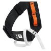 Primer plano de una correa de arnés para pecho Petzl Explo negra y naranja con una etiqueta que dice "5 Kg max". El arnés tiene una trabilla blanca y los materiales parecen duraderos, lo que lo hace adecuado para transportar o asegurar objetos livianos.