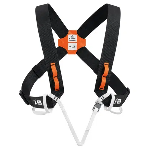 El arnés para pecho Petzl Explo es un arnés de seguridad en blanco y negro que presenta un detalle naranja en la parte delantera y etiquetas de certificación de seguridad. Incluye correas y hebillas ajustables diseñadas específicamente para asegurar a una persona en situaciones de seguridad o protección contra caídas.