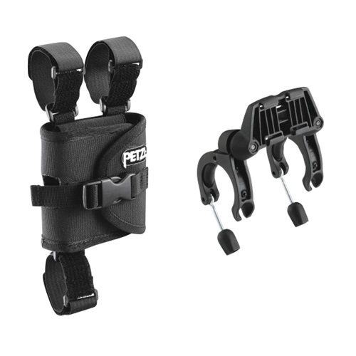 Imagen de un equipo industrial Petzl de color negro compuesto por dos piezas: un arnés con correas ajustables y un clip resistente. El arnés muestra el logotipo de Petzl y está diseñado para una sujeción segura, mientras que el clip, que recuerda a los que se encuentran en el Soporte Linterna Petzl para Manillar de Bicicleta, parece ser para sujetar herramientas o accesorios.