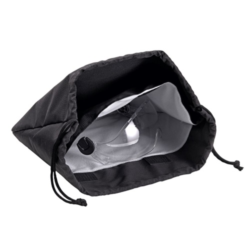 Funda para Cascos Petzl Vertex y Strato, una bolsa con cordón negra parcialmente abierta, revela unas gafas de seguridad transparentes en su interior. La bolsa presenta una textura suave y flexible y se presenta sobre un fondo blanco liso.