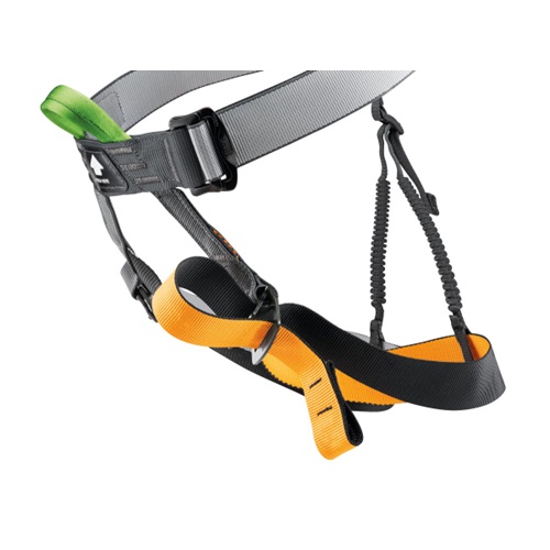 Primer plano del arnés de escalada Arnés Petzl Gym con correas de color gris, naranja y verde. Este arnés incluye hebillas ajustables y presillas reforzadas, lo que lo hace ideal para actividades de escalada en roca o alpinismo en gimnasio. Sobre un fondo blanco.