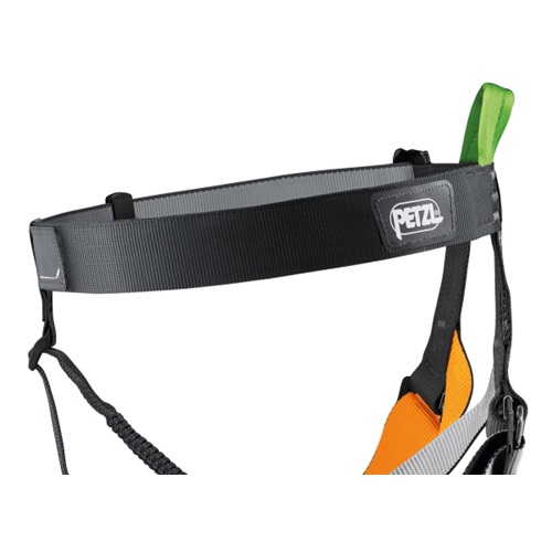 El arnés de escalada Arnés Petzl Gym presenta un diseño moderno en negro y gris con correas ajustables, resaltadas por una llamativa trabilla verde en la parte superior. El lateral muestra un destacado logotipo "PETZL" en blanco, realzado por elegantes detalles en naranja y blanco.