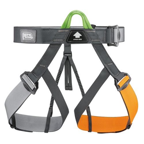 El arnés de escalada Arnés Petzl Gym es ideal para entrenar en el gimnasio y cuenta con una cintura y perneras de color gris. La pernera izquierda es de color gris y la derecha de color naranja. La cintura tiene una hebilla de ajuste y luce con orgullo el logotipo de la marca. También incluye correas que conectan la cintura a las perneras para ofrecer opciones de ajuste adicionales.