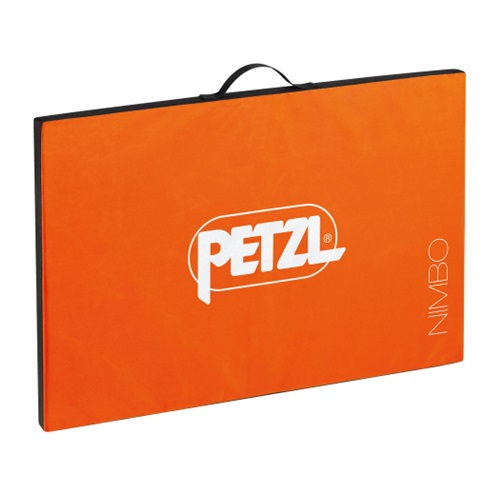 Colchoneta plegable rectangular de color naranja para escalada en bloque con borde negro y asa de transporte en la parte superior. La marca "Petzl" está impresa en blanco en el centro, mientras que "Nimbo" está escrito verticalmente en el lateral. La colchoneta complementaria Petzl Nimbo garantiza seguridad y comodidad para los escaladores.