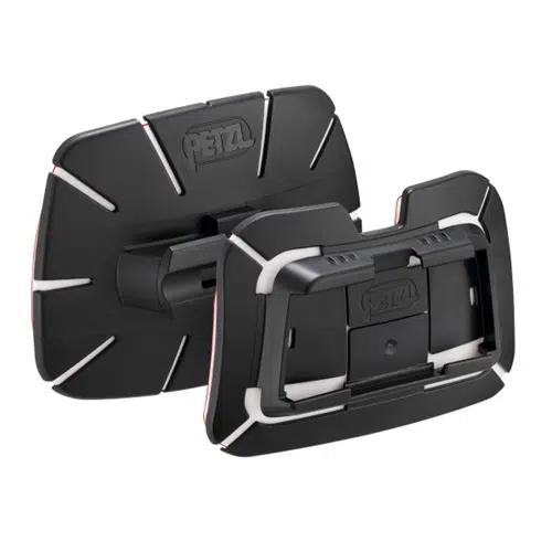 Se muestran dos piezas de protección para escalada Petzl de color negro con detalles en blanco, que presentan una forma rectangular con bordes en ángulo. Parecen ser dispositivos de leva utilizados en la escalada en roca. El logotipo de Petzl se puede ver en la parte central de cada pieza, similar al diseño de la línea Adaptador para Casco Petzl Pro Adapt.