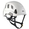 El casco de escalada blanco, equipado con correas negras y aberturas de ventilación, proporciona una protección excepcional. Presenta de forma destacada el clásico logotipo "PETZL" negro en el lateral, lo que lo convierte en una excelente opción tanto para la seguridad como para el estilo en el equipo de aventura, similar al Protector para Casco Petzl Strato.