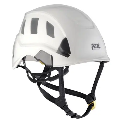 El casco de escalada blanco, equipado con correas negras y aberturas de ventilación, proporciona una protección excepcional. Presenta de forma destacada el clásico logotipo "PETZL" negro en el lateral, lo que lo convierte en una excelente opción tanto para la seguridad como para el estilo en el equipo de aventura, similar al Protector para Casco Petzl Strato.