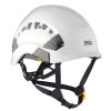 El Protector para Casco Petzl Vertex es un casco de seguridad de color blanco equipado con orificios de ventilación y una correa ajustable en la barbilla de color negro. El logotipo "Petzl" se muestra de forma destacada en el lateral, lo que resalta su finalidad de garantizar la protección durante actividades como la escalada o los trabajos de construcción.