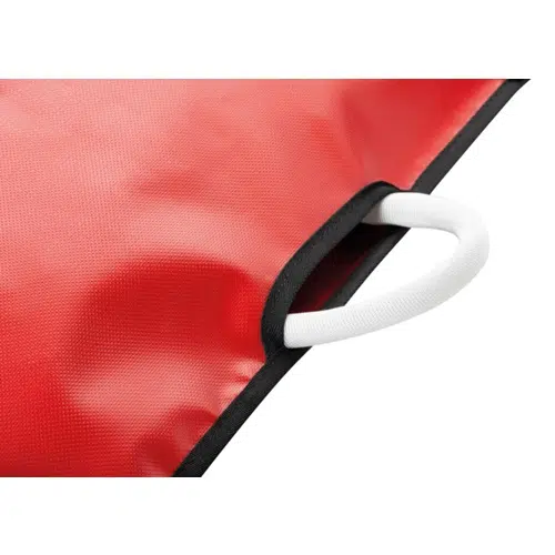 Primer plano de un bolso de transporte Petzl Camilla Nest impermeable de color rojo con ribetes negros y un asa de color blanco, ideal para un transporte seguro.