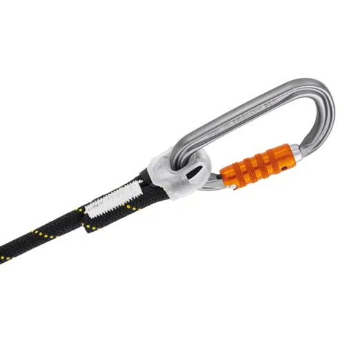 Primer plano de un mosquetón de escalada unido a una cuerda blanca y negra. El mosquetón plateado con mecanismo de bloqueo naranja asegura el bucle mediante un conector blanco, que recuerda la máxima seguridad que ofrece el Pack Accesorio de Sujeción Petzl Stuart – 10 Unidades.