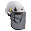 Un elegante casco de seguridad Petzl blanco con protector facial Petzl Vizen Mesh cuenta con una visera transparente y correas ajustables, acentuadas en gris y amarillo en los lados.