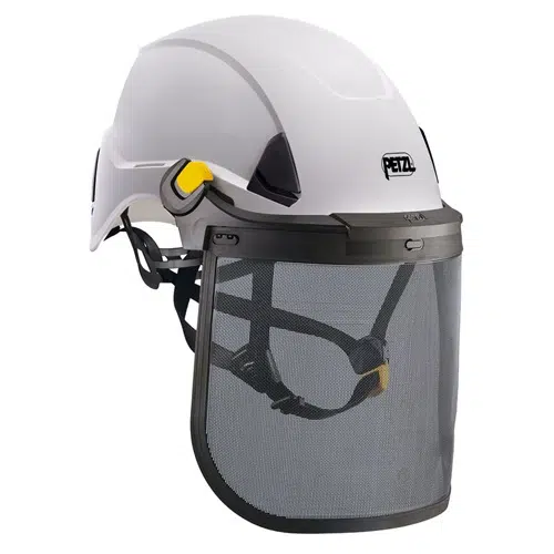 Un elegante casco de seguridad Petzl blanco con protector facial Petzl Vizen Mesh cuenta con una visera transparente y correas ajustables, acentuadas en gris y amarillo en los lados.