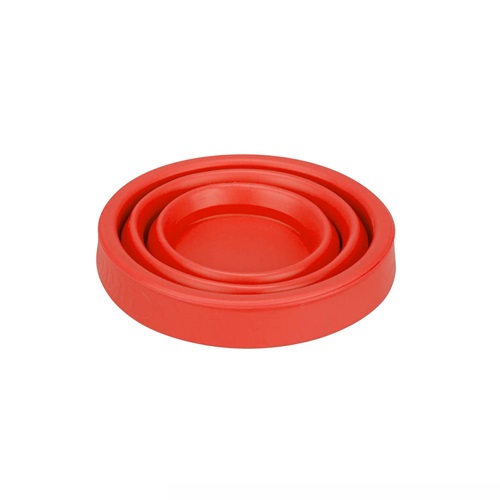 Un juego de tres tapas de silicona roja anidadas en diferentes tamaños, apiladas prolijamente una sobre otra, que recuerdan al Mini Vaso Plegable de Silicona Sea To Summit X-Shot. Estas tapas circulares y flexibles son ideales para sellar recipientes sobre un fondo blanco liso.