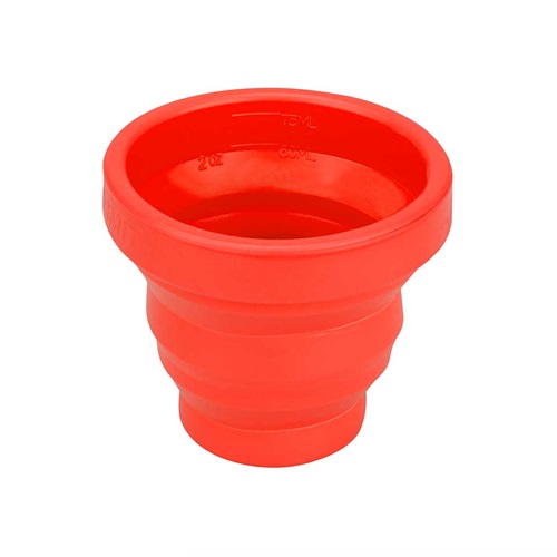 Un vaso medidor plegable de silicona de color rojo, expandido y en posición vertical. Conocido como el Mini Vaso Plegable de Silicona Sea To Summit X-Shot, el vaso tiene marcas de medición en el interior.