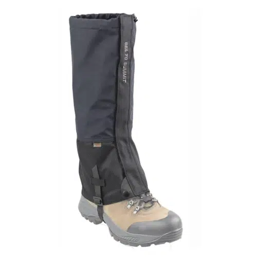 Una bota de senderismo sencilla adornada con una polaina alpina Sea to Summit negra que se extiende hasta la parte inferior de la pierna. La bota marrón tiene detalles en gris, cordones resistentes y una membrana eVent sin PFC para mayor transpirabilidad. Perfecta para caminatas al aire libre.