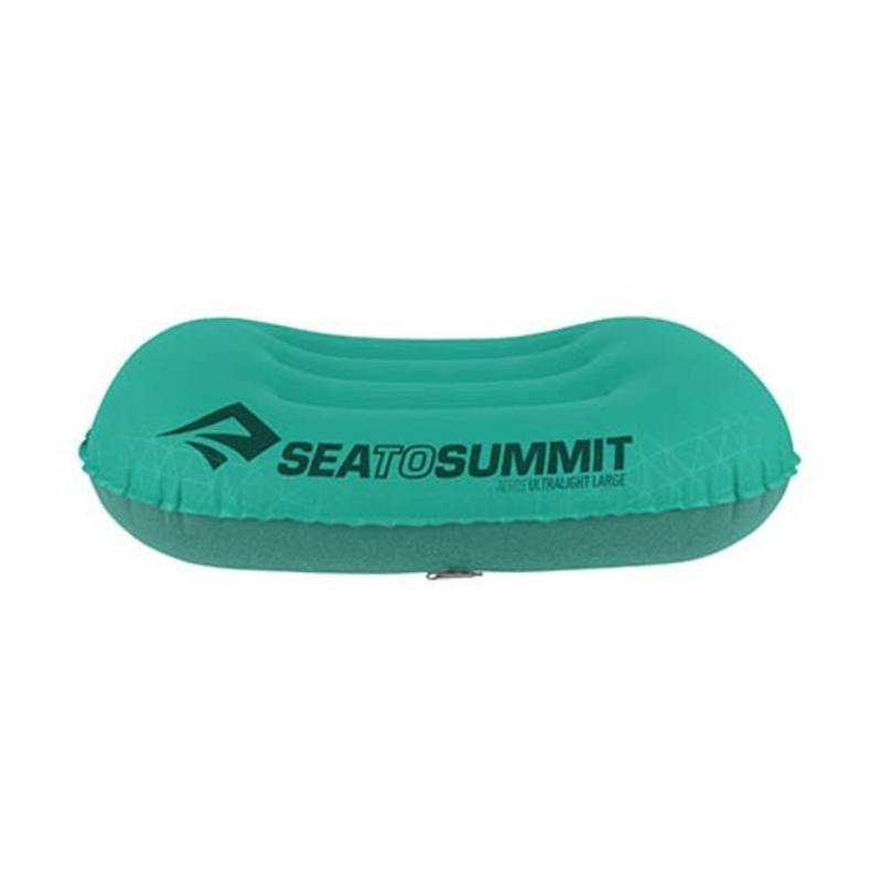 "Almohada Inflable Sea To Summit Aeros Ultralight" es una almohada para acampar de color verde azulado con un logotipo blanco, que ofrece comodidad y estilo para aventuras al aire libre.
