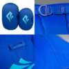 Primer plano de una bolsa impermeable ligera Bolsa Sea To Summit azul, que muestra dos bolsas de compresión con logotipo turquesa, hebilla, correa, costuras y etiqueta mediana. El material parece duradero y resistente al agua.