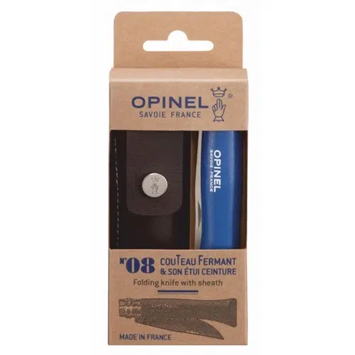 El packaging del Set Cuchillo Opinel N°8 Trekking + Funda destaca una navaja con mango azul y funda de cuero marrón. La caja de cartón muestra la palabra "Savoie France" junto con ilustraciones del cuchillo y la funda, reflejando su esencia aventurera.