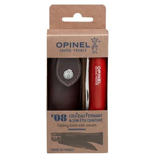 El Set Cuchillo Opinel N°8 Trekking + Funda se presenta en una caja marrón con el mango rojo de la navaja claramente visible en el interior. El embalaje muestra con orgullo el texto "Opinel Savoie France" y "Made in France", destacando su alta calidad artesanal y su diseño apto para aventuras.