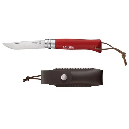 Se muestra una navaja plegable Opinel con mango de madera roja y cordón de cuero. Debajo de la navaja, el Set Cuchillo Opinel N°8 Trekking + Funda presenta una funda de cuero marrón con cierre de botón a presión y una trabilla para transportarla.