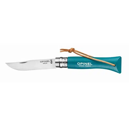 El Cuchillo Opinel N°6 Trekking es un cuchillo plegable con hoja de acero inoxidable y mango de madera de color verde azulado que lleva la marca "Opinel" junto con "Savoie France". Está parcialmente abierto, dejando al descubierto la hoja, y viene equipado con una correa de cuero unida al mango.