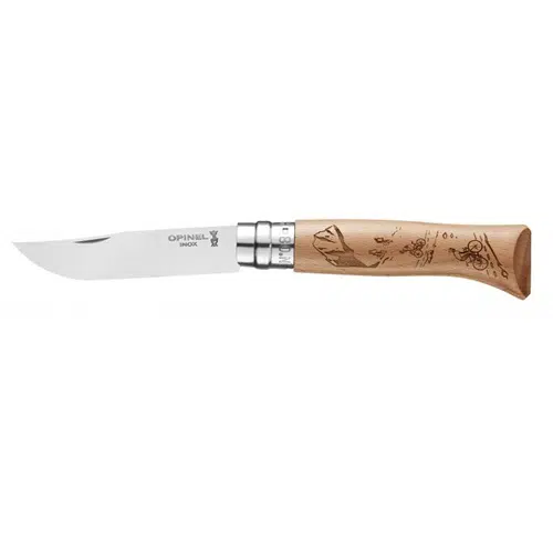 El Cuchillo Opinel N°8 con Grabado de Bicicleta es una navaja de bolsillo plegable que cuenta con un mango de madera adornado con grabados detallados de bicicletas y una hoja de acero inoxidable. El mango está contorneado para un agarre óptimo y el cuchillo incluye un mecanismo de bloqueo cerca de la hoja. La marca "Opinel" se muestra de forma destacada en la hoja.