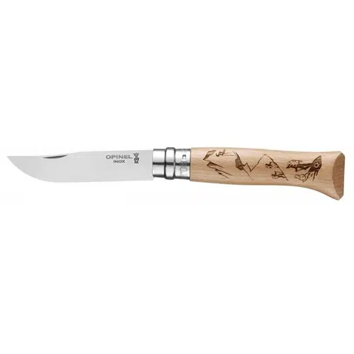 Descubra el Cuchillo Opinel N°8 con Grabado de Montaña, un cuchillo plegable con hoja de acero inoxidable de marca “Opinel INOX” y mango de madera barnizada adornado con diseños grabados de peces, montañas y pájaros. El mango también cuenta con un anillo de seguridad para bloquear la hoja de forma segura.