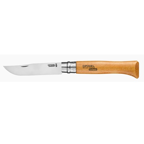 Sobre un fondo blanco se muestra una navaja Opinel con mango de madera y hoja de acero inoxidable. El mango lleva la marca y el logotipo de "Opinel", mientras que la hoja, similar al estilo del Cuchillo Opinel N°12 VRN de Acero Carbono, presenta un diseño curvado con una ligera punta.