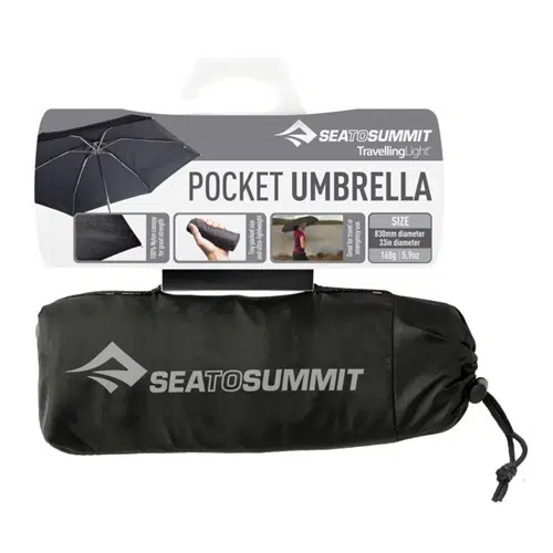 El empaque del paraguas de bolsillo Sea To Summit Ultra-Sil Mini de Paraguas muestra su diseño compacto en un elegante estuche negro. La etiqueta muestra imágenes destacadas del paraguas abierto, enfatiza su diseño ultraligero y detalla un diámetro de 38 pulgadas con un peso de solo 5,5 onzas.