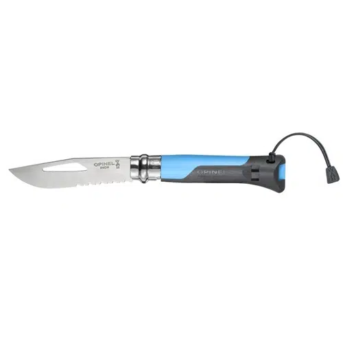 El Cuchillo Opinel N°8 Outdoor es un cuchillo plegable con una hoja de acero inoxidable parcialmente dentada con un corte cerca de la parte superior. Tiene un mango bicolor en azul y negro, equipado con un cordón en forma de bucle en el extremo. La hoja muestra con orgullo el nombre de la marca "Opinel".