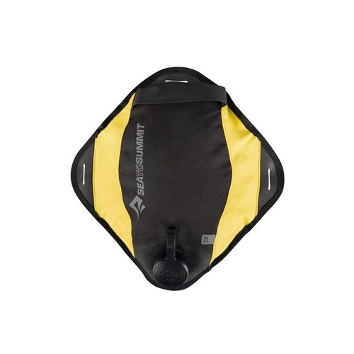 Una bolsa de agua negra y amarilla con la marca "Sea to Summit" es perfecta para los aventureros. Esta bolsa de agua tiene una tapa redonda negra en la parte inferior y está diseñada para transportar agua de manera eficiente. Tiene una etiqueta con capacidad de 2 litros, lo que la convierte en una herramienta esencial de Pack Tap.