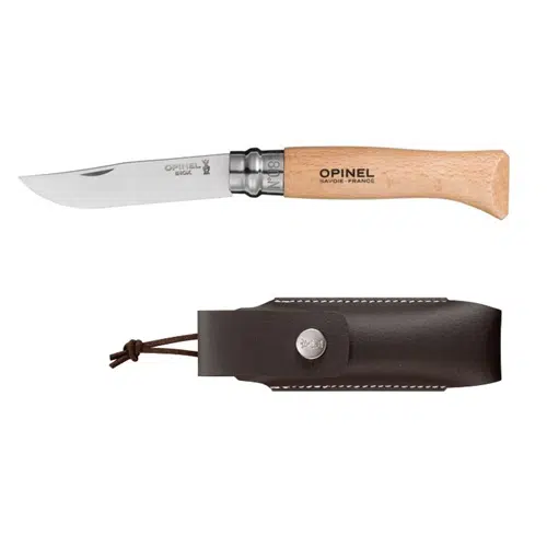 El Set Cuchillo Opinel N°8 + Funda, compuesto por una navaja Opinel con mango de madera y hoja de acero inoxidable, se presenta junto a una funda de cuero marrón con cierre a presión. Este elegante set se presenta sobre un fondo blanco liso, lo que enfatiza su sencillez y diseño refinado.