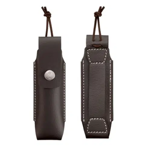 Complementa tu Set Cuchillo Opinel N°8 + Funda con dos estuches de cuero para herramientas de aseo, expuestos por delante y por detrás. Estos estuches de color marrón oscuro cuentan con costuras blancas, un cierre de botón y un práctico lazo marrón para colgarlos.