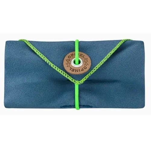 El Set Completo Opinel para Picnic de 4 piezas viene en una bolsa de tela azul cuidadosamente doblada y adornada con un borde verde. Se cierra con un botón marrón circular con la inscripción "Opinel" y se envuelve con un cordón elástico verde.