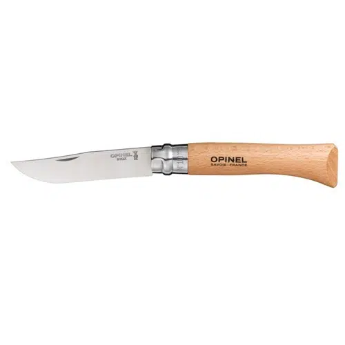 El Cuchillo Opinel N°10 de Acero Inoxidable es un cuchillo plegable versátil que cuenta con un mango de madera grabado con el nombre de la marca "Opinel Savoie-France" y una hoja de acero inoxidable en posición abierta. En la base de la hoja se puede ver un collar de bloqueo.
