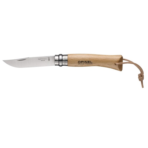 El Cuchillo Opinel N°7 con Lazo de Cuero es una navaja plegable de bolsillo con mango de madera y una elegante hoja de acero inoxidable. El mango incluye un práctico lazo para cordón en el extremo para transportarlo fácilmente. Tanto la hoja como el mango muestran con orgullo la marca "Opinel", que indica su alta calidad.