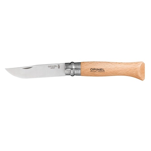 La hoja parcialmente extendida de este cuchillo plegable de acero inoxidable cuenta con un mecanismo de bloqueo en el punto de unión con el mango de madera. Este auténtico Cuchillo Opinel N°9 de Acero Inoxidable, que lleva grabado el nombre de la marca "Opinel" y otros textos, muestra su calidad artesanal.