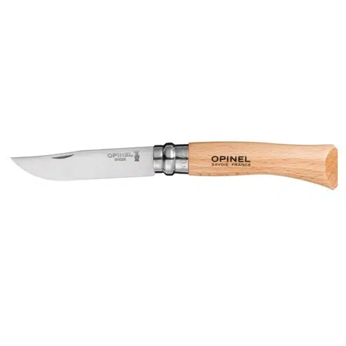 El Cuchillo Opinel N°7 de Acero Inoxidable es un cuchillo plegable con hoja de acero inoxidable y mango de madera con la marca “Opinel Savoie-France” grabada. La hoja se encuentra en posición abierta y cuenta con un mecanismo de bloqueo sencillo cerca de su base.