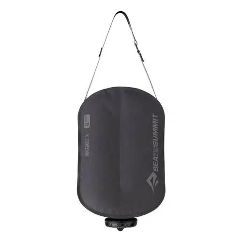 Una elegante bolsa de agua negra Sea To Summit Watercell X presenta una correa de transporte y un pico, con el logotipo de la marca destacado en el frente de este versátil tanque de agua.