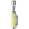 Una vista detallada del Termo Stanley Classic de 1,4 l en amarillo con detalles plateados muestra sus componentes: tapa, tapón y cuerpo. Un asa gris se encuentra en el lateral y el logotipo de la marca se muestra de forma destacada en el frente.